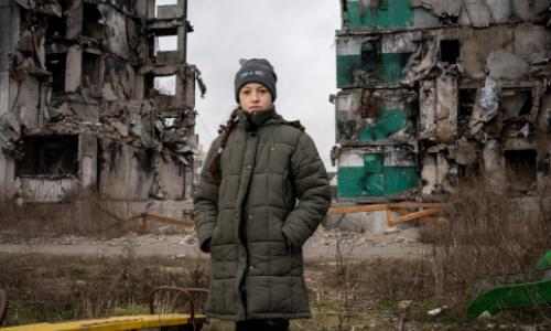 Ukrainsk jente i ruiner