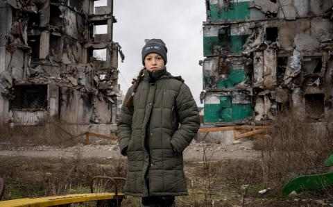 Ukrainsk jente i ruiner