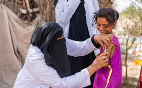 Jente fra Jemen får vaksine_State of the World 2023