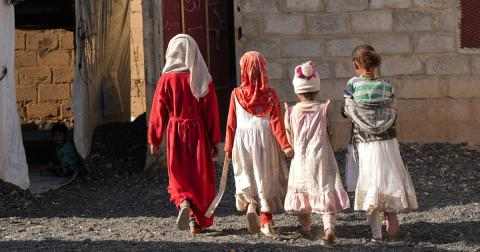 Jenter utenfor et familiesenter støttet av UNICEF i Jemen