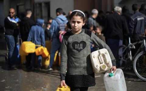 Jente på Gaza med vannkanner