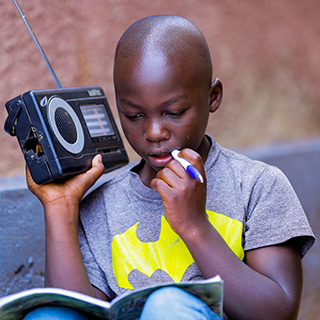Gutt har hjemmeskole via radio. Foto