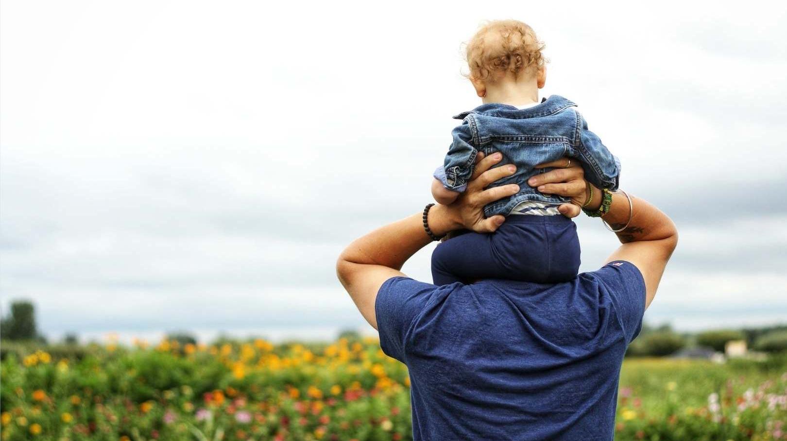 Far med barn på skuldrene.