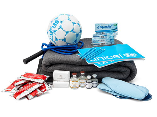 Barn i krig-gaven er en pakke med flere produkter en familie på flukt kan ha glede og nytte av.