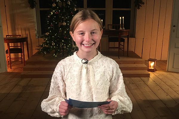 Embla med talen sin foran et juletre