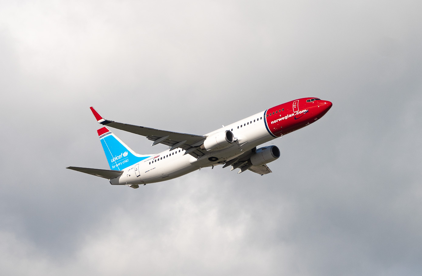 Norwegian-fly med UNICEF-logo på halen