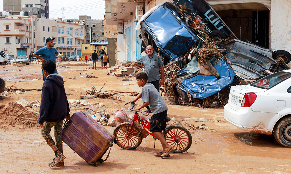 Gutt i flomrammede Libya