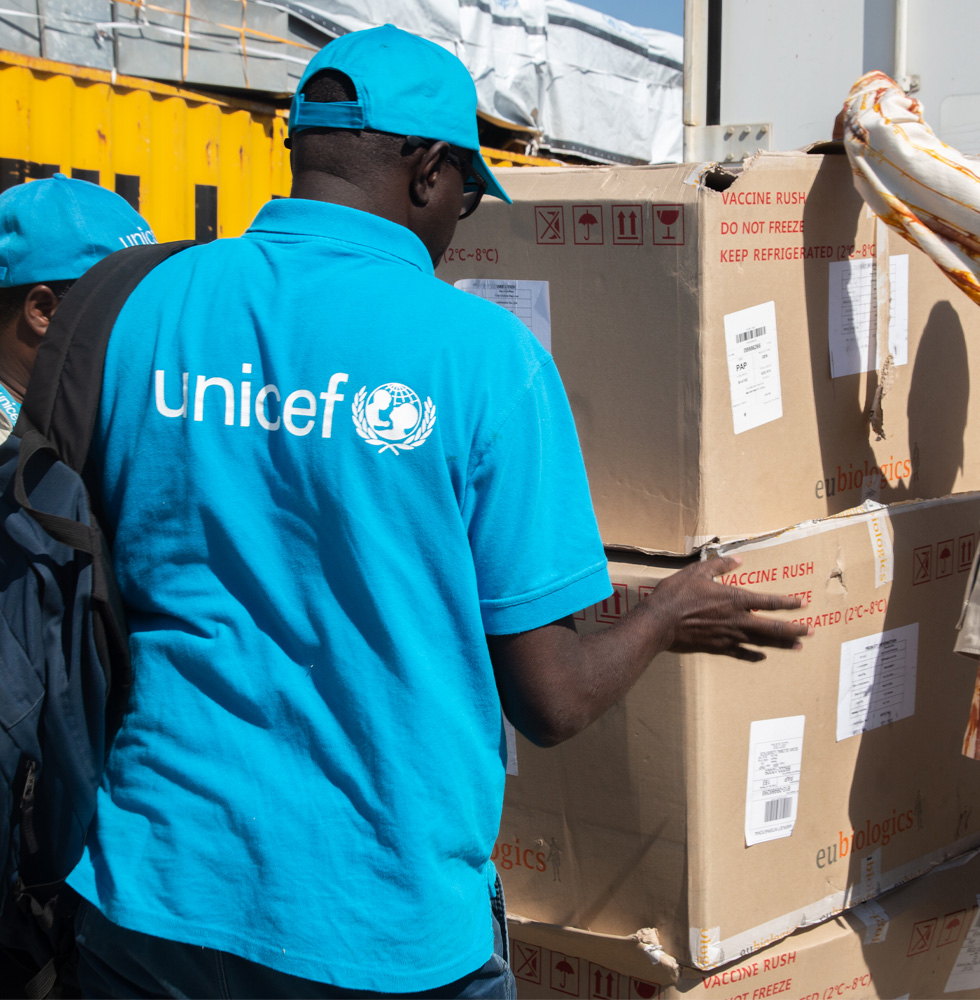 UNICEF-ansatt tar imot nødleveranse