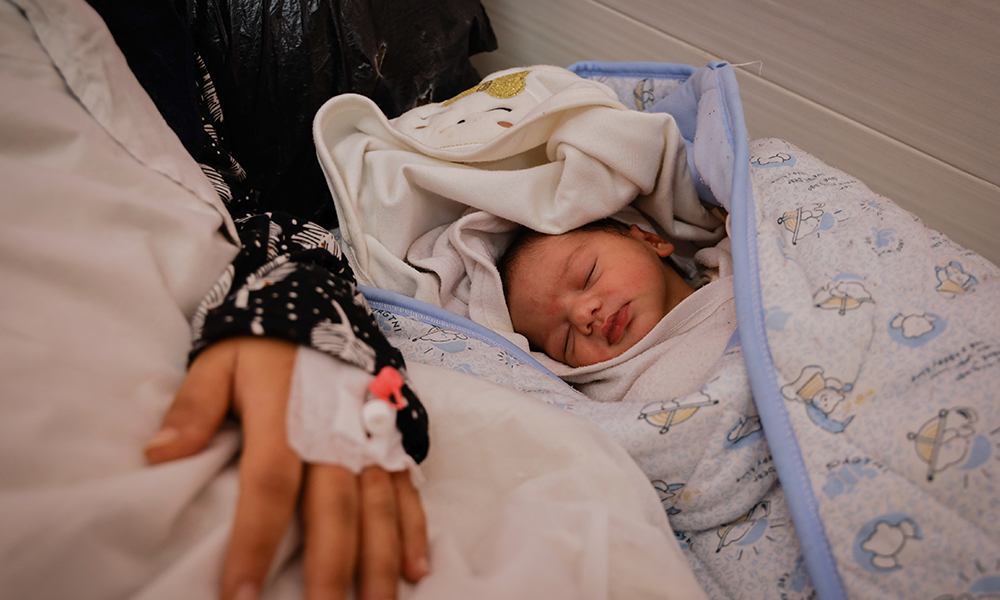 baby og mors hånd Gaza