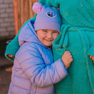 Karolina på 5 år i Ukraina klemmer mamma