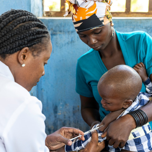 Ettåringen Clayton får meslingvaksine i Mosambik