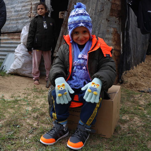 En gutt i Gaza har fått utdelt varme klær fra UNICEF