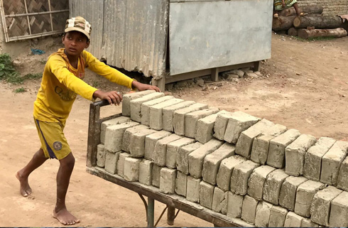 Gutt på 14 år jobber på mursteinsfabrikk