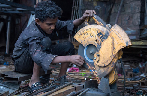 Gutt i Jemen jobber som metallsmed