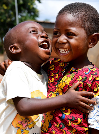 To barn ler sammen, Elfenbenskysten