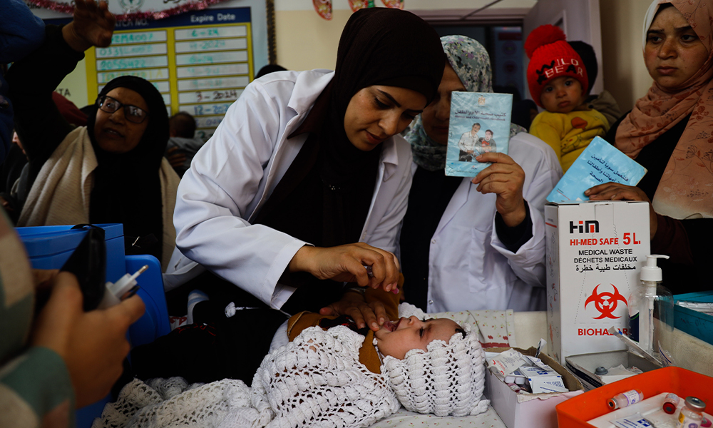 Vaksinering av baby i Gaza