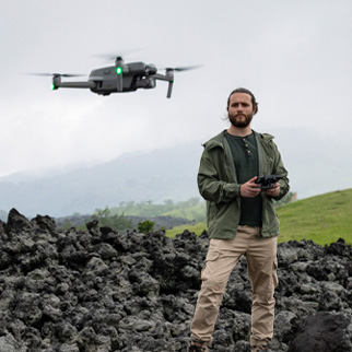 En mann flyr en drone, Guatemala