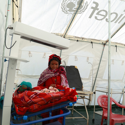 Bimala med sønnen sin i et UNICEF-telt ved sykehuset, Nepal