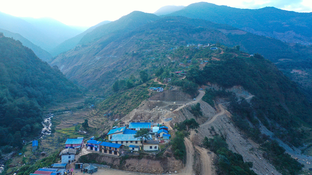 Dronebilde av landlig sykehus i fjellområde, Nepal
