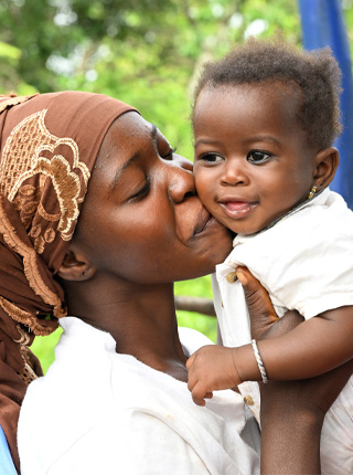 Mor kysser barnet sitt på kinnet, Elfenbenskysten