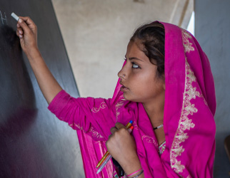 Ei jente skriver på tavle, Pakistan