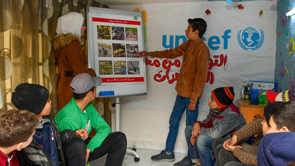 Mohammed underviser for andre barn på UNICEF-senteret, Syria