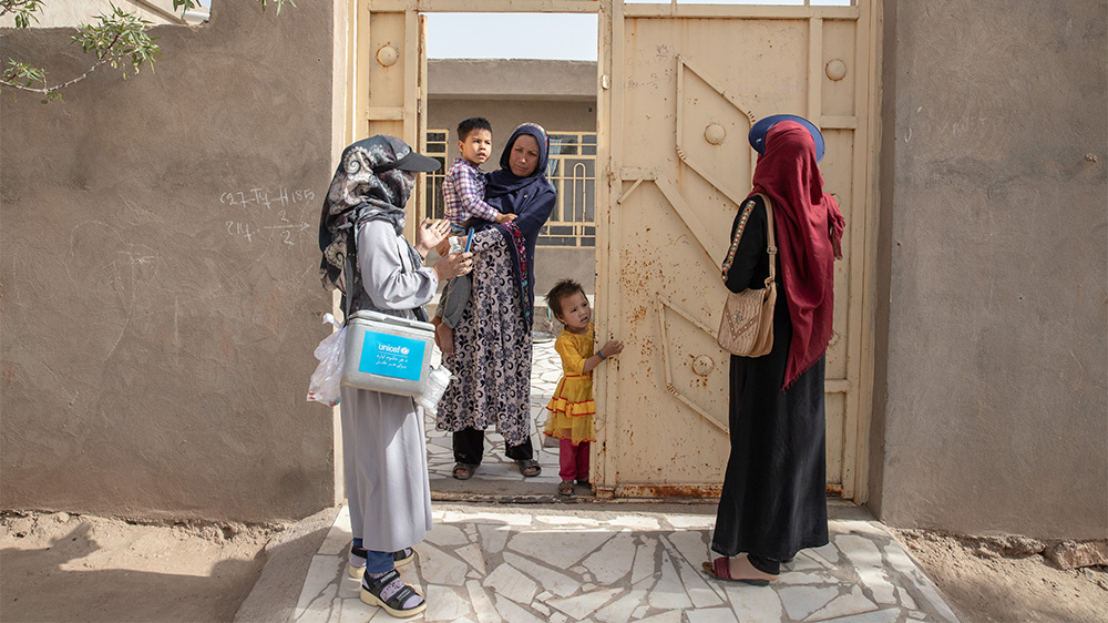 Frivillige helsearbeidere går fra dør til dør for å levere vaksiner til familier i Afghanistan.