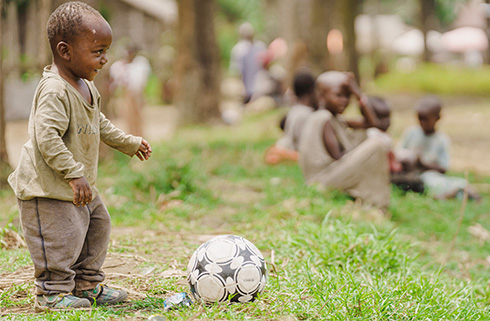 Et lite barn står foran en fotball, Den demokratiske republikken Kongo