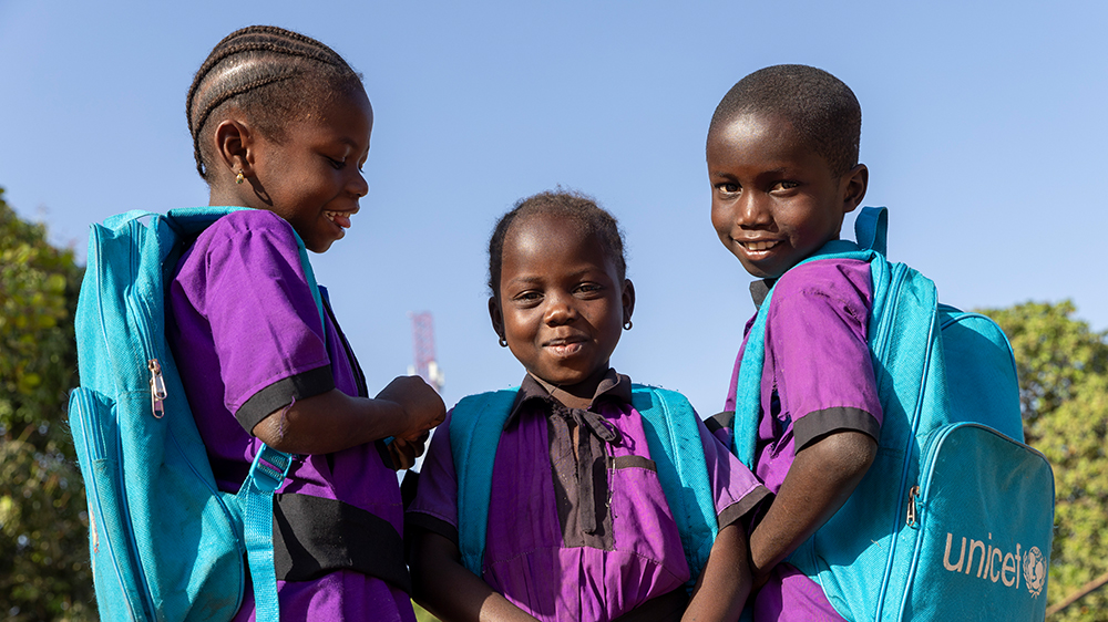 Tre skoleelever i Gambia. FOTO