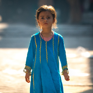 En jente venter på teamet som kommer med poliovaksiner, Pakistan