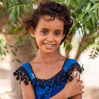 En jente holder en bomullsdott på armen etter å ha fått vaksine, Jemen