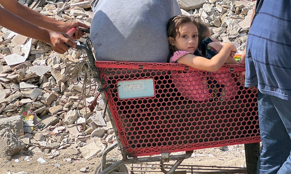 Jente flykter i handlevogn Gaza