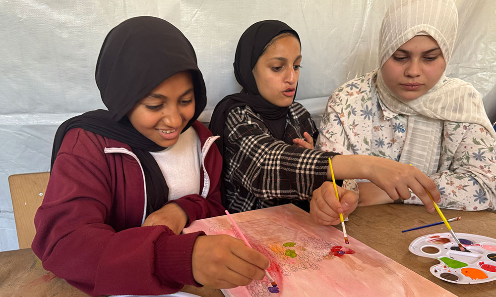 Tre jenter maler i Gaza