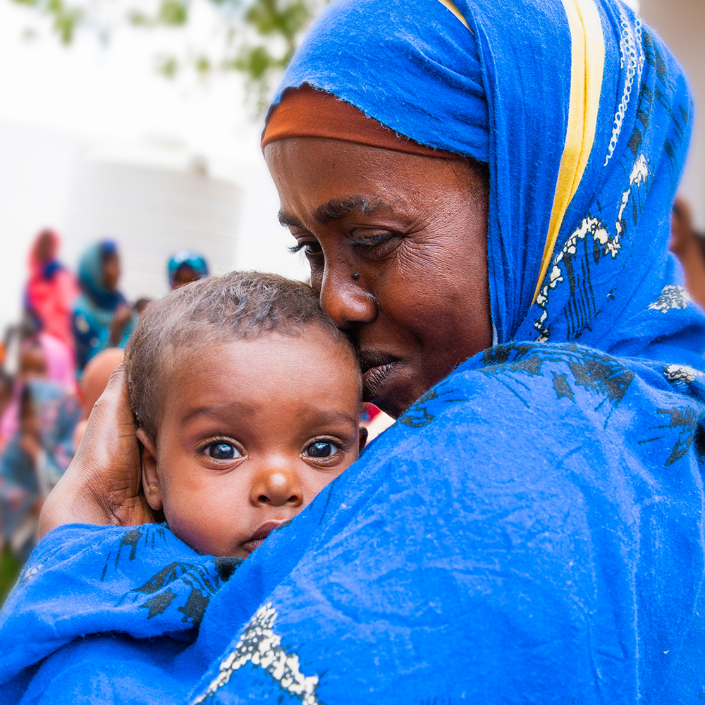 En mor holder barnet sitt, Somalia