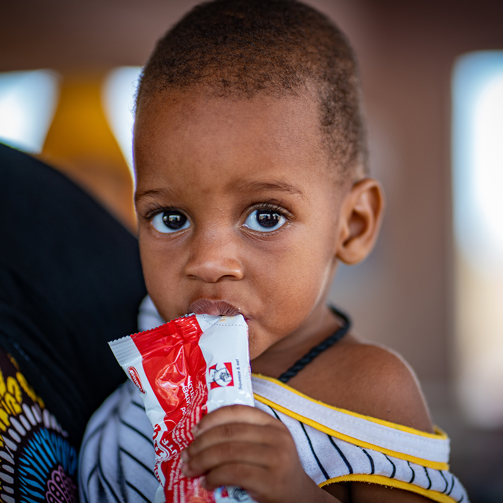 Et barn spiser en nødmatpakke, Mali