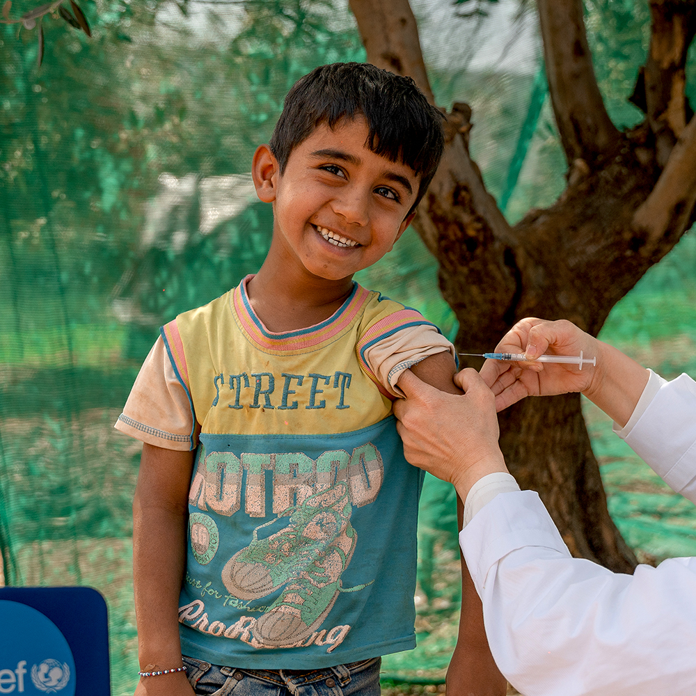 En gutt får satt en vaksine av helsepersonell, Jordan