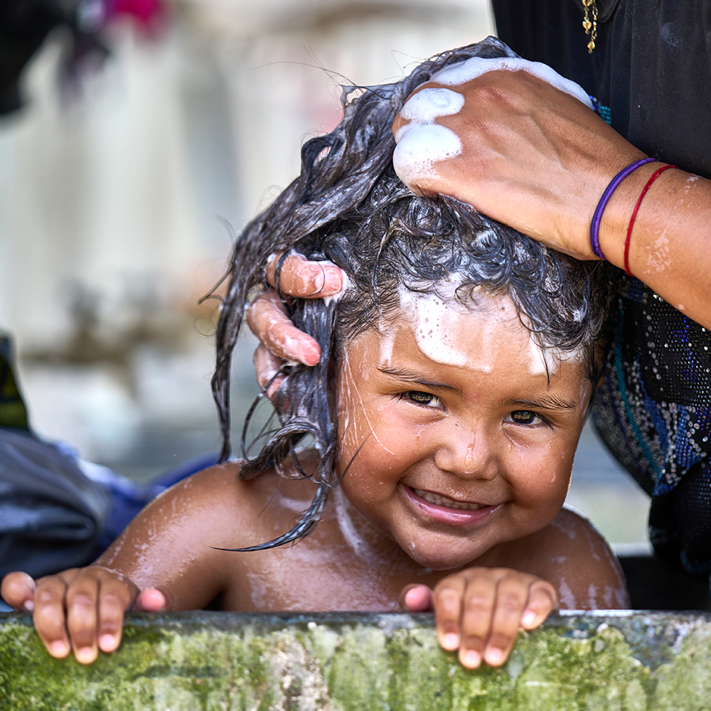 Et lite barn blir vasket med såpe, Panama