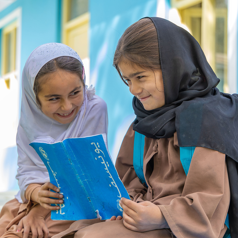To jenter leser i en skrivebok, Afghanistan