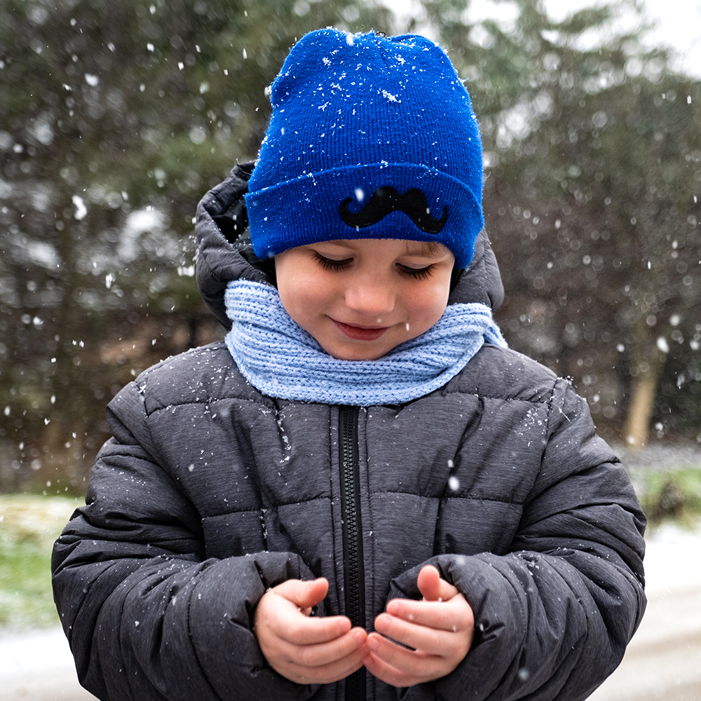 En gutt står ute i snøvær, Ukraina