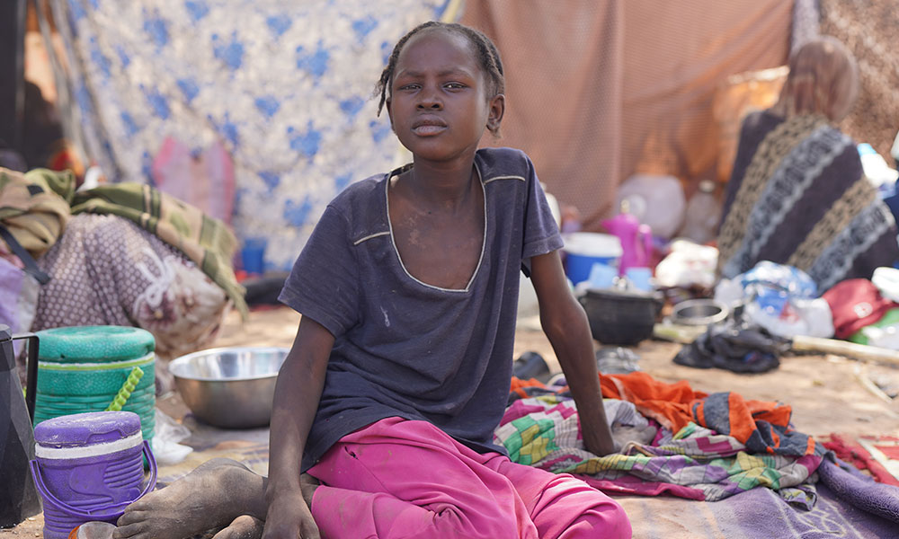 Jente på flukt i Sudan