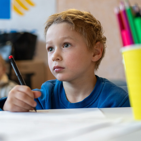 En gutt sitter og tegner, Ukraina