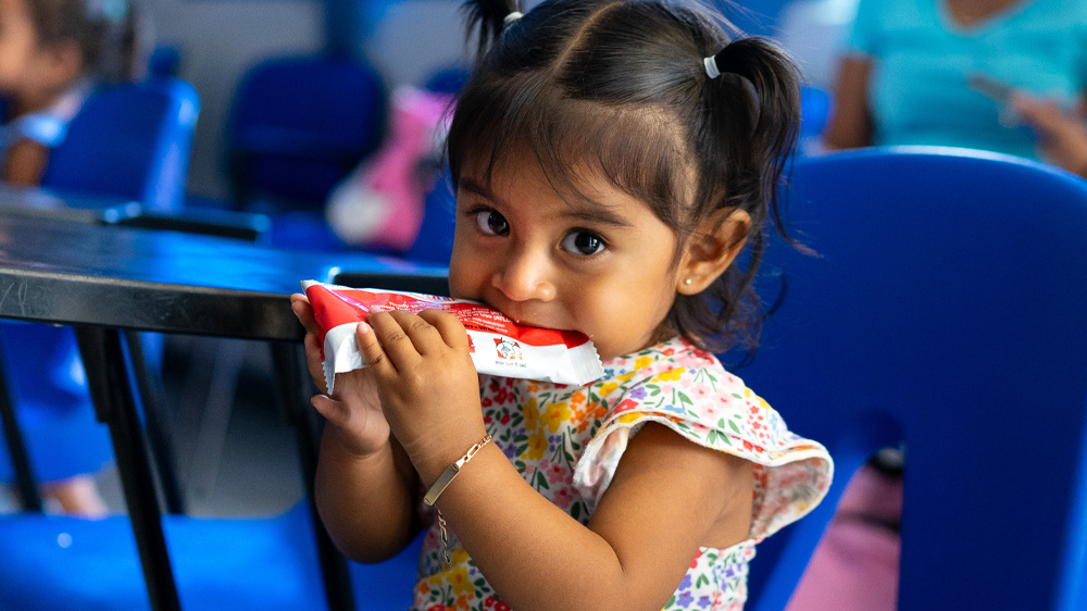 En jente spiser en nødmatpakke, Mexico