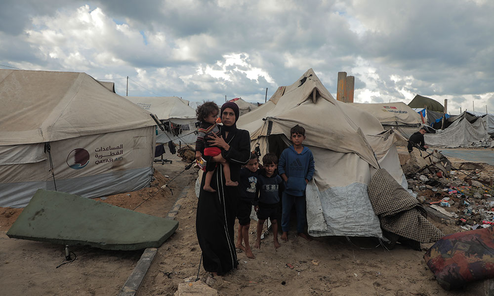 Fembarnsmor foran telt Gaza