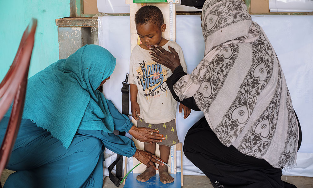 Sudansk gutt veies og måles