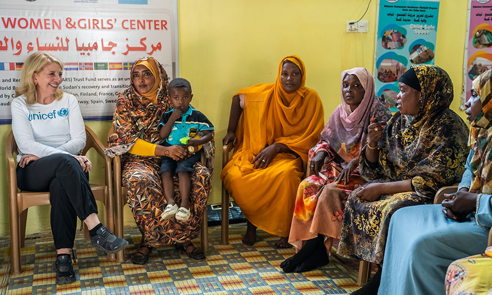 Russell på kvinnesenter i Sudan