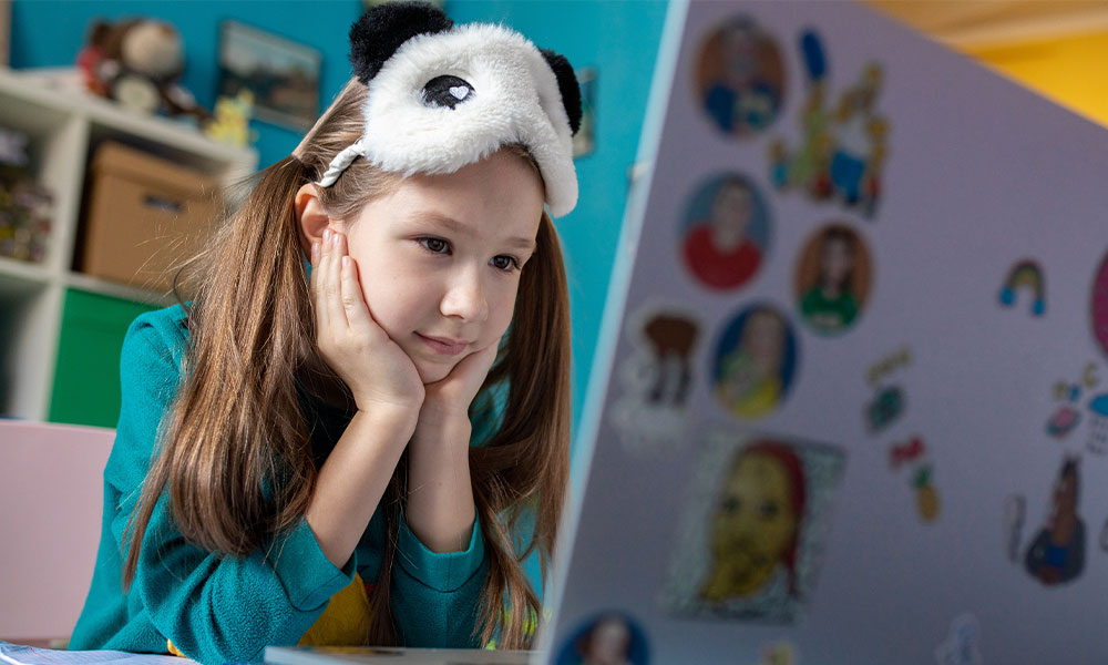 Jente foran pc Barn og KI