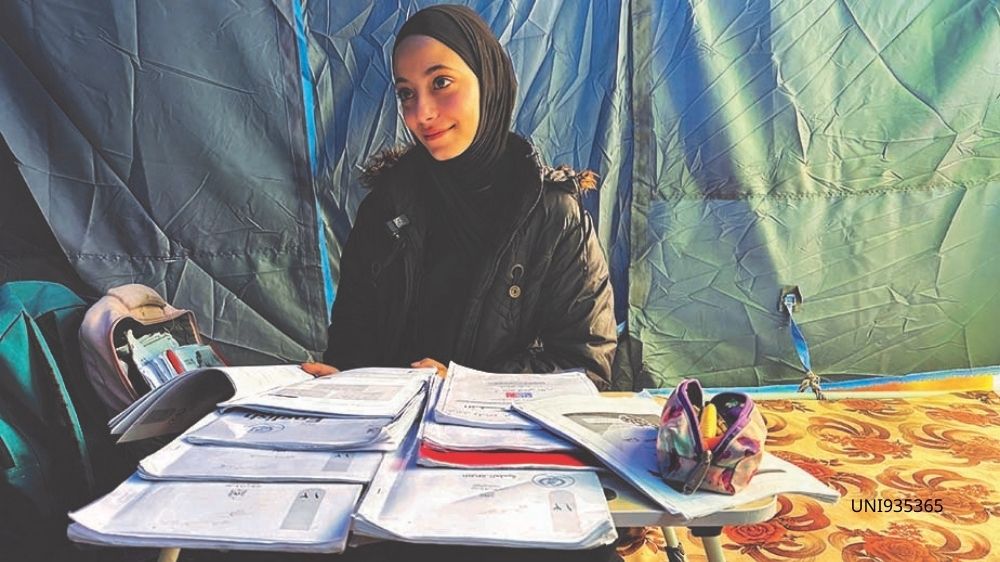 Unge jente med skolebøker Gaza