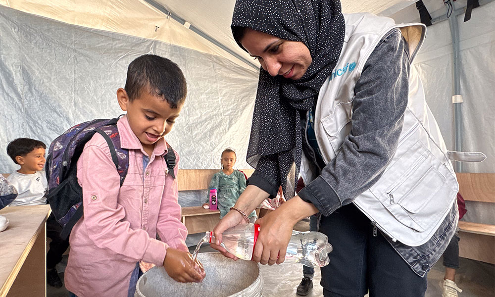 Gutt i Gaza vasker hender