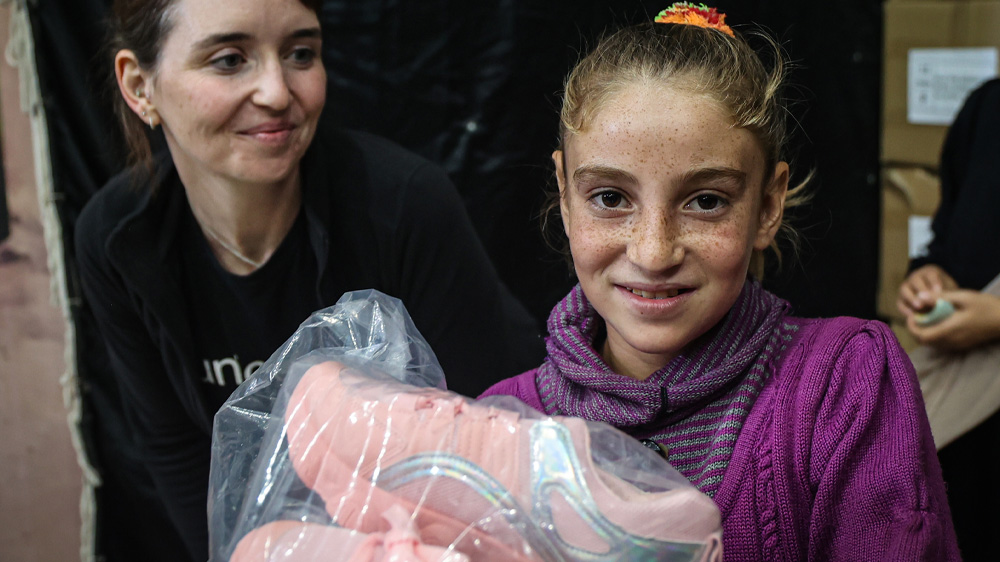 En jente har fått utdelt nye, rosa sko, Gaza