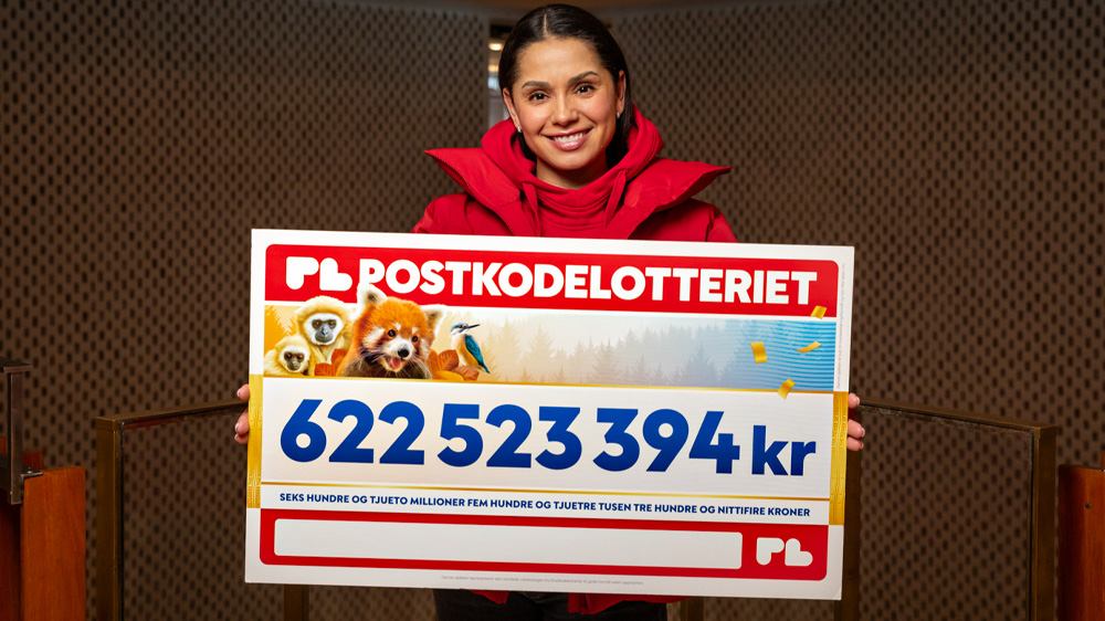 Jorun Stiansen med en sjekk fra Postkodelotteriet på 622.523.394 kr.